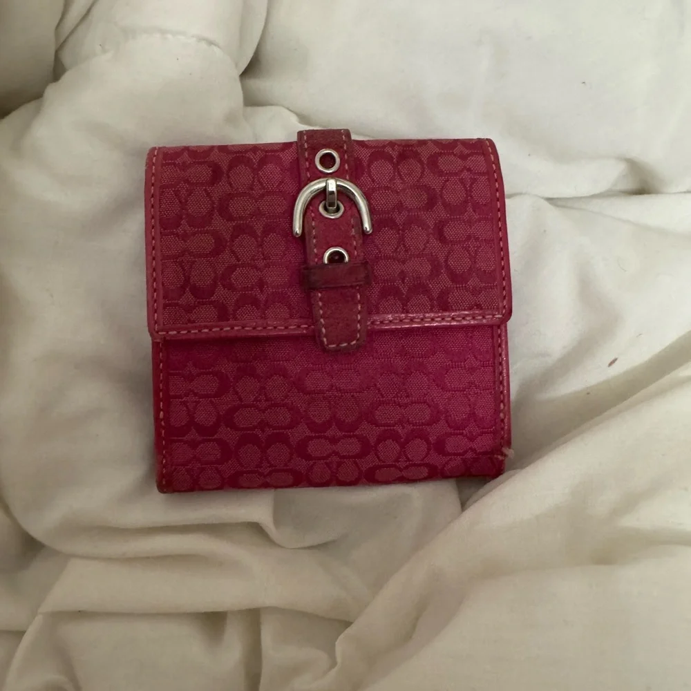 Pink bifold coach wallet - Picture 1 of 9